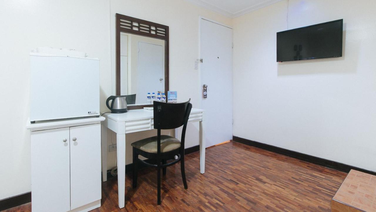 เรดดอร์ซ พรีเมียม ใกล้กรีนเบลท์ มากาตี - พนักงานฉีดวัคซีนแล้ว Hotel Makati City ภายนอก รูปภาพ