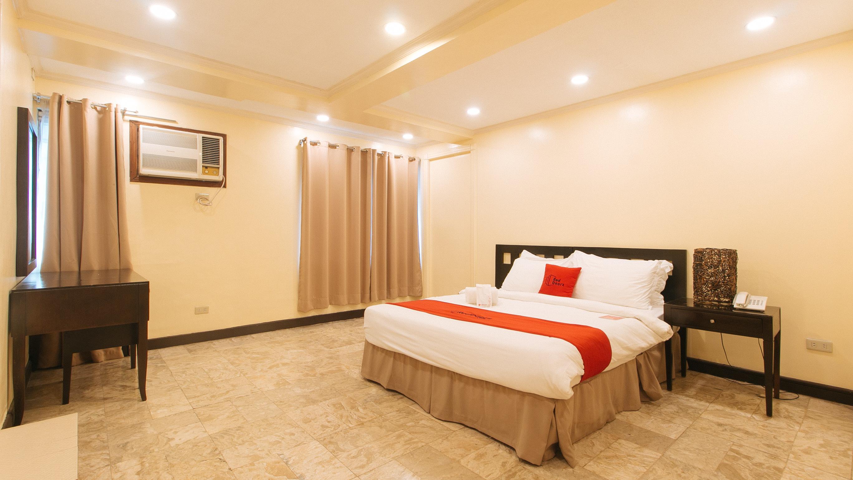 เรดดอร์ซ พรีเมียม ใกล้กรีนเบลท์ มากาตี - พนักงานฉีดวัคซีนแล้ว Hotel Makati City ภายนอก รูปภาพ